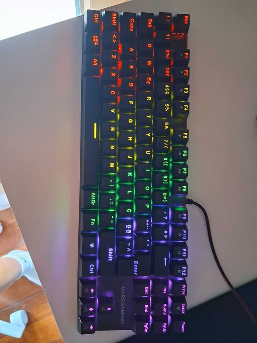 Teclado MARS GAMING MK80 com red switch do tipo linear