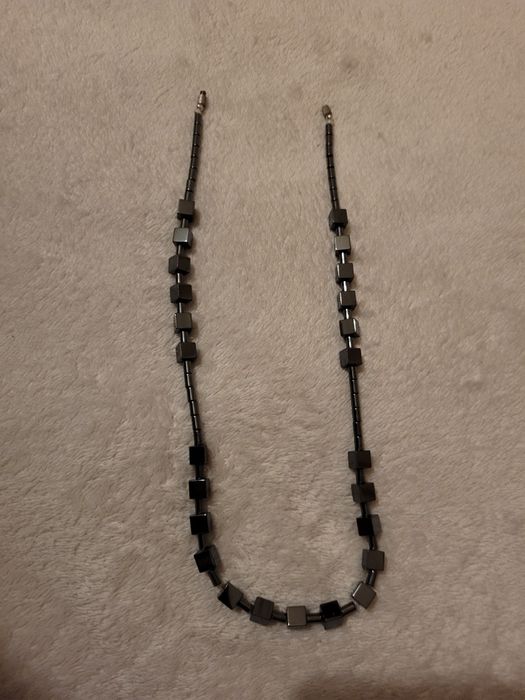 Colar cinza aos quadrados
