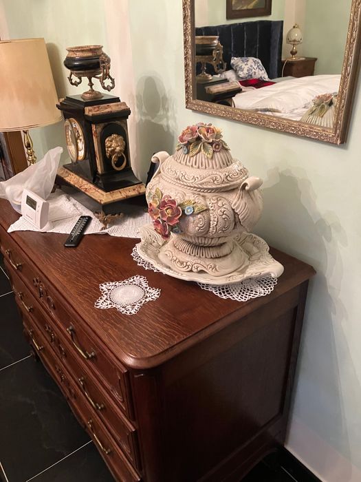 Waza porcelanowa z pokrywką i talerzem.