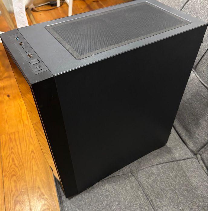 Caixa gaming ATX AeroCool com vidro fumê
