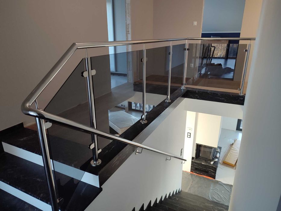 Balustrady ze stali nierdzewnej, z szkłem.