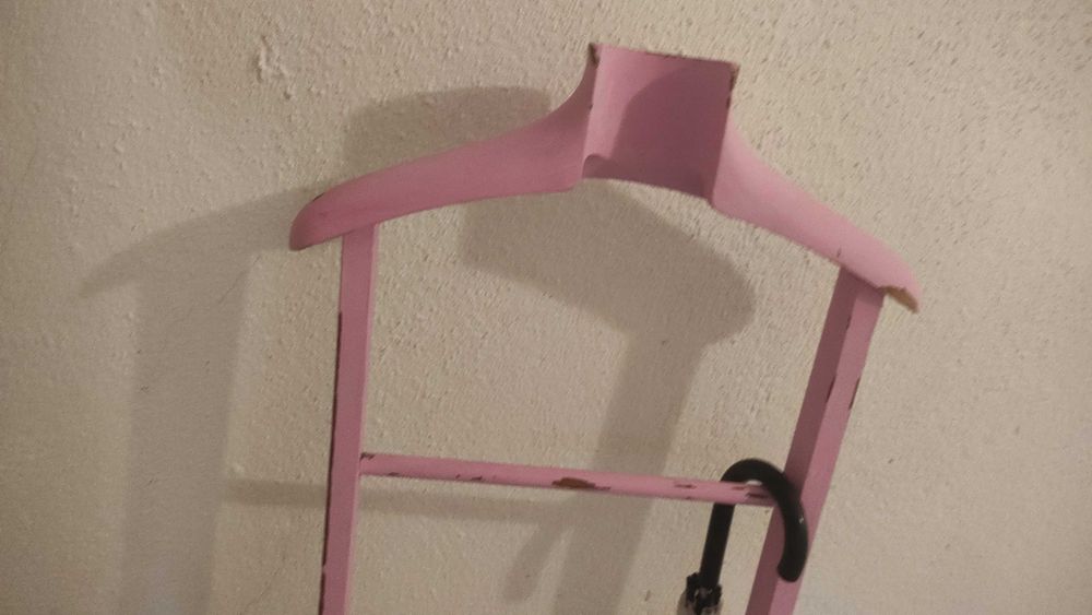 Cabide de roupa pintado de rosa