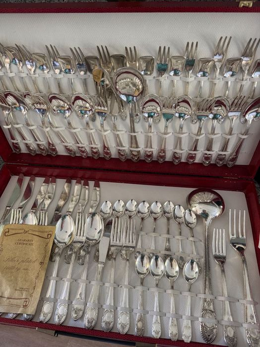 Conjunto de talheres posreados em estojo de viagem