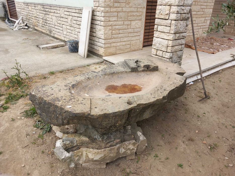 Pia de pedra parideira