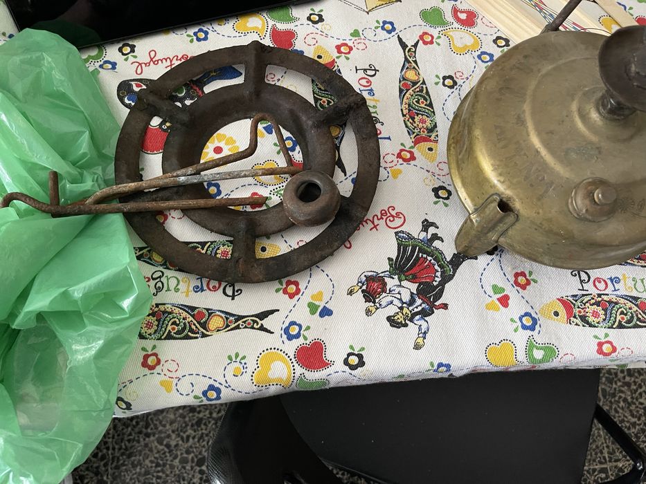 Aparelho antigo em latão para cozinhar a petroleo