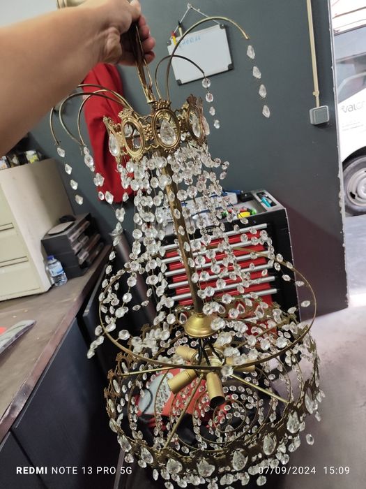 Candeeiro de tecto com pétalas de cristal