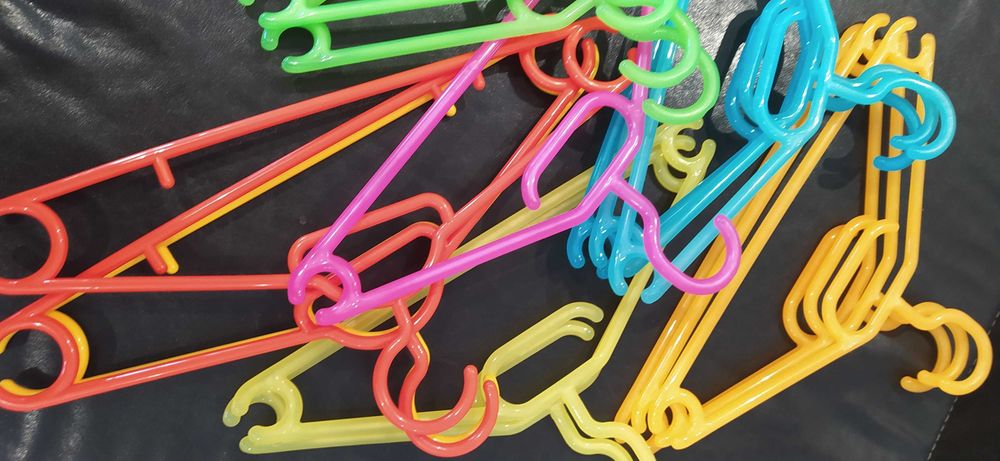 Cabides coloridos para criança