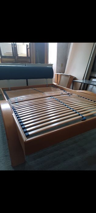 Łóżko drewniane z materacem