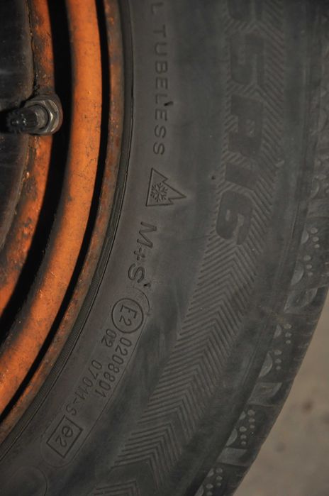 Felgi stalowe z oponami zimowymi z czujnikami ciśnienia