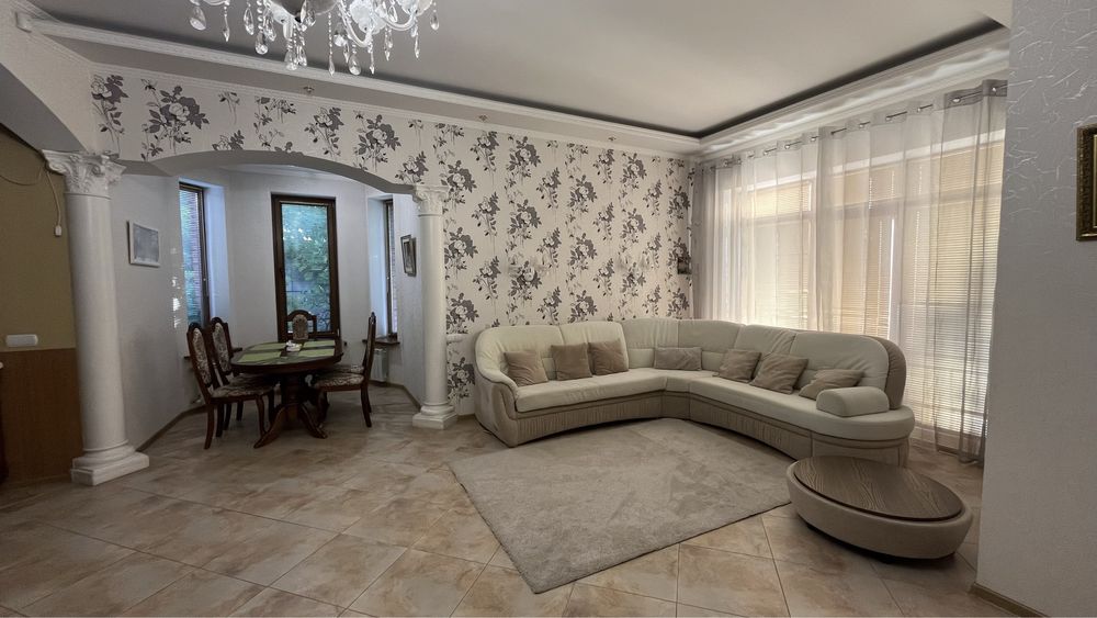 Будинок на березі річки