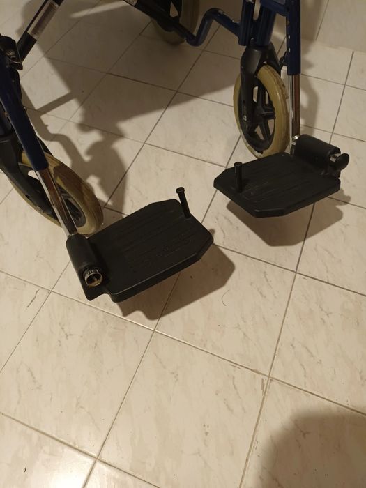 Cadeira de rodas Breezy 90- precisa de rodas da frente