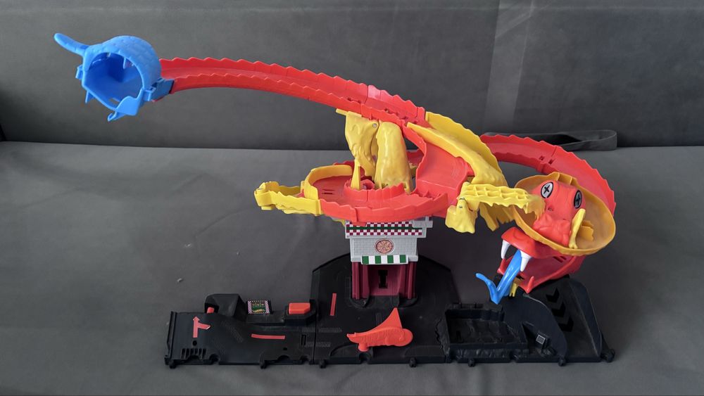 Hot wheels city атака кобри автотрек