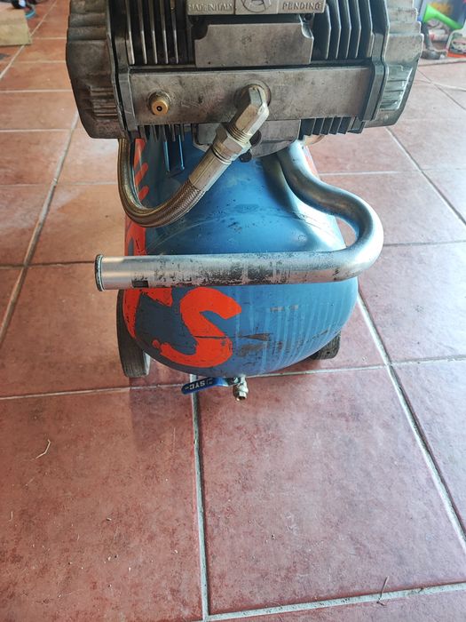 Vendo compressor de cabeça dupla 50 litros ofereço mangueira de ar