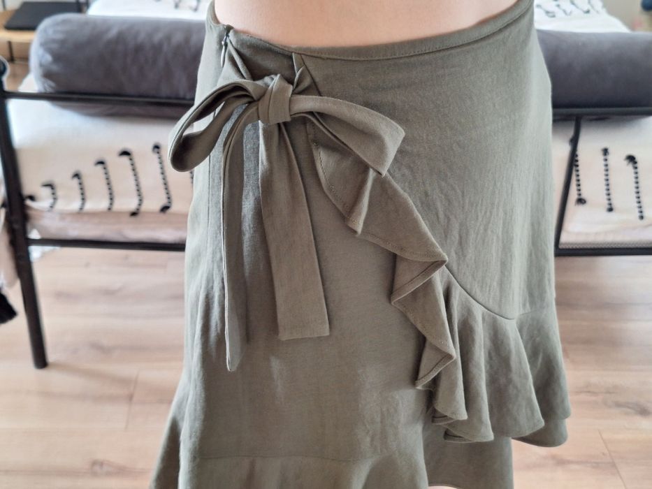 Spódnica mini z kokardą i falbanami Reserved 36 S