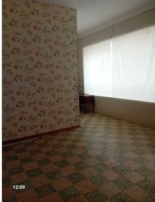 Aluga-se loja na Baixa da Banheira, junto à Cabeça do Padre