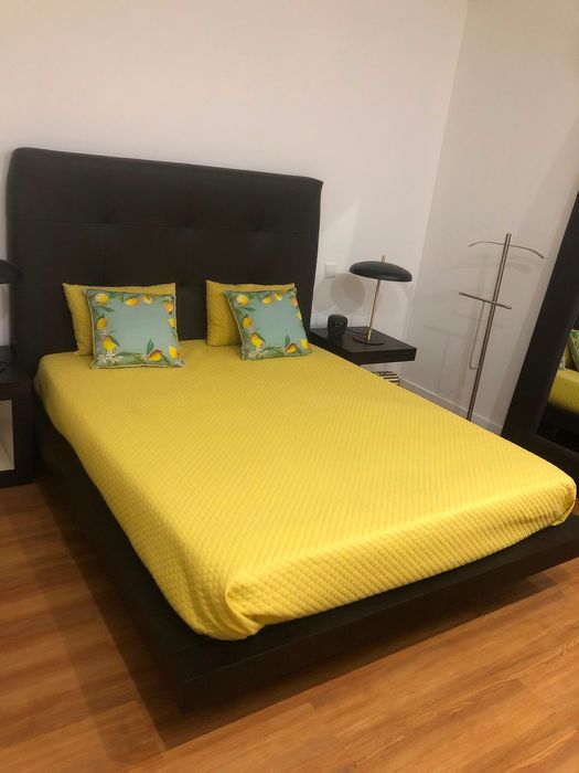 Mobília de quarto de casa (cama + mesinhas de cabeceira + espelho)