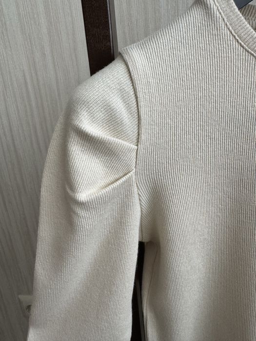 Лонгслів в рубчик із аплікацією квітів від Zara