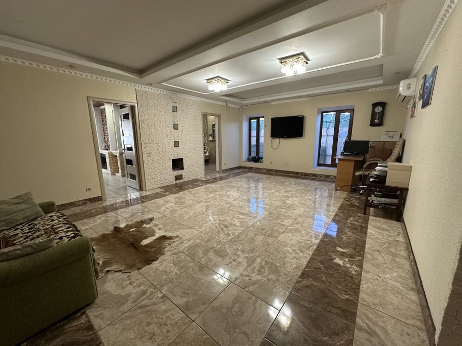 Продам 2-х этажный каменный дом  в Варваровке на участке 7. 12 соток