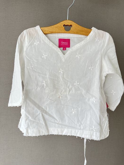 Blusa branca com pormenores de missangas