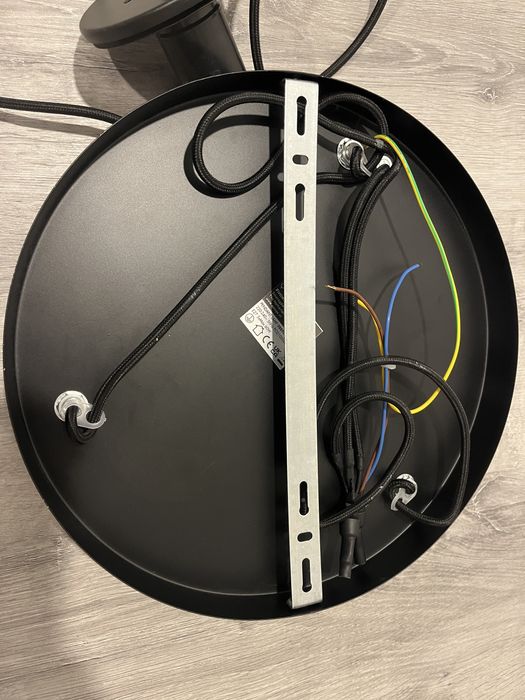 candeeiro teto base metal e  globos de vidro fosco suspensos