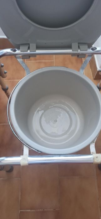 Cadeira sanitária regulável em altura – muito bom estado