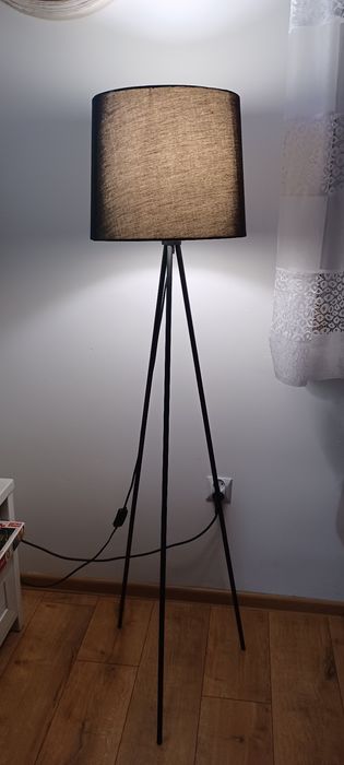 Lampa stojąca trójnóg
