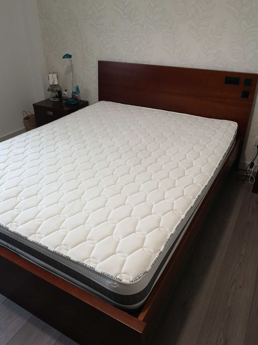 Cama de casal +2 mesas de cabeceira