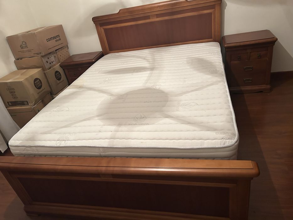 Cama Madeira maciça como nova