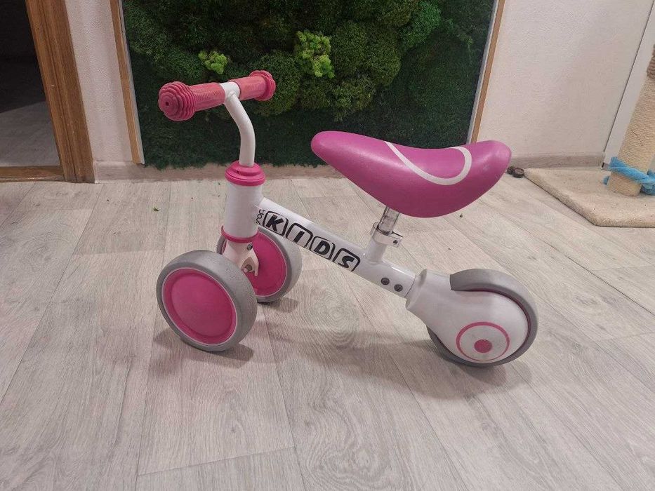 Дитячий беговел рожевого кольору для найменших