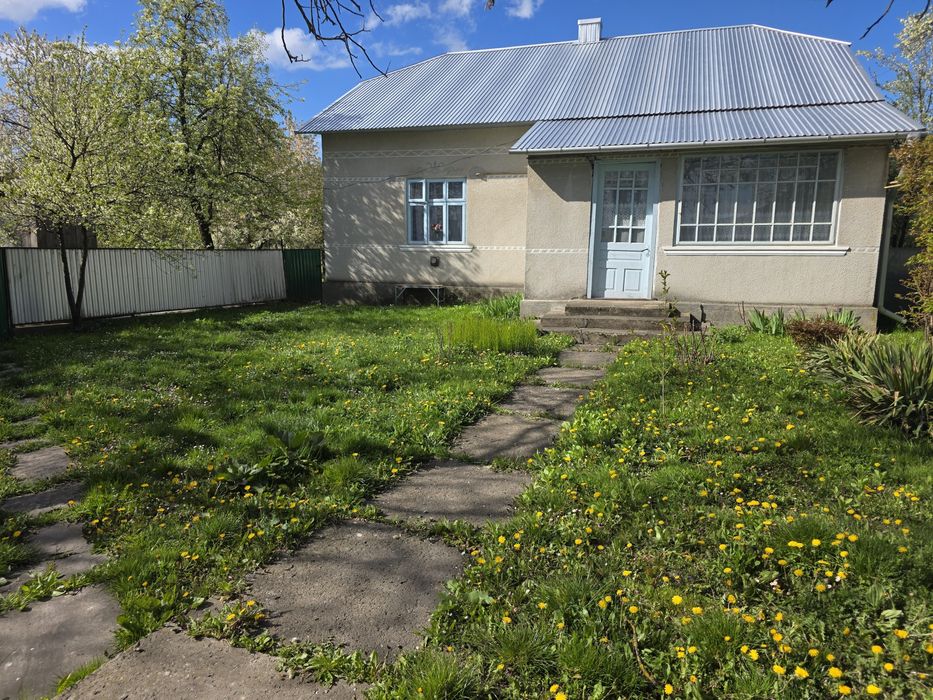 Продам будинок з ділянкою 0.5 га в с. Шутроминці Заліщицький район.  Тернопільська область