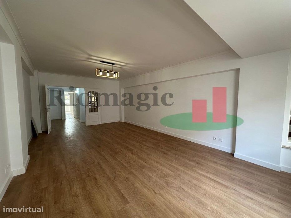 Metro Laranjeiras - Est. Luz - Lisboa - Apartamento T3 com Varandas...