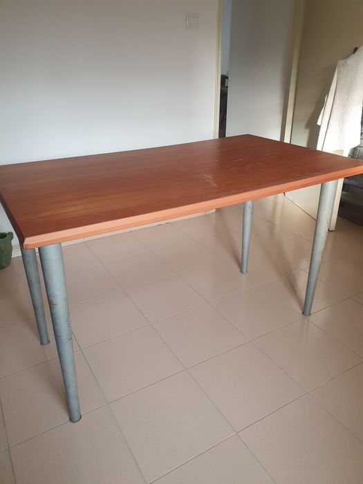 Dá-se mesa de trabalho/escritório