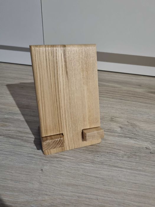 Drewniana podstawka pod telefon