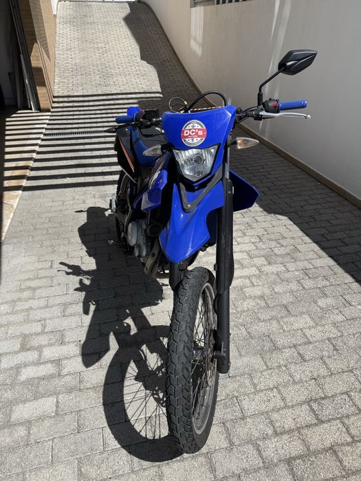 Mota Yamaha WR 125R de garagem