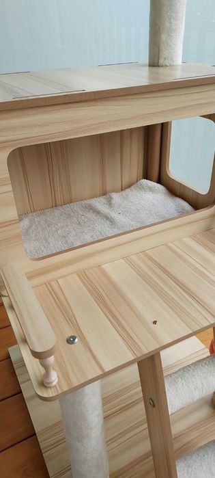 Nowoczesny drapak dla kota z domkiem i hamakiem – jak nowy