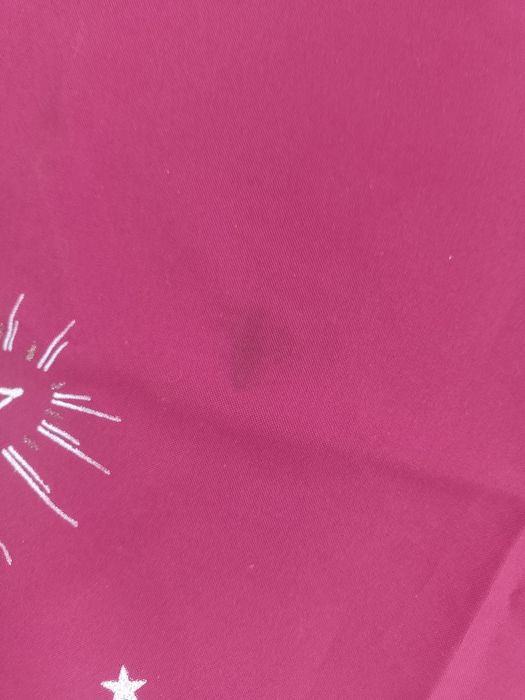 Sprzedam czerwony obrus 155x107 cm.