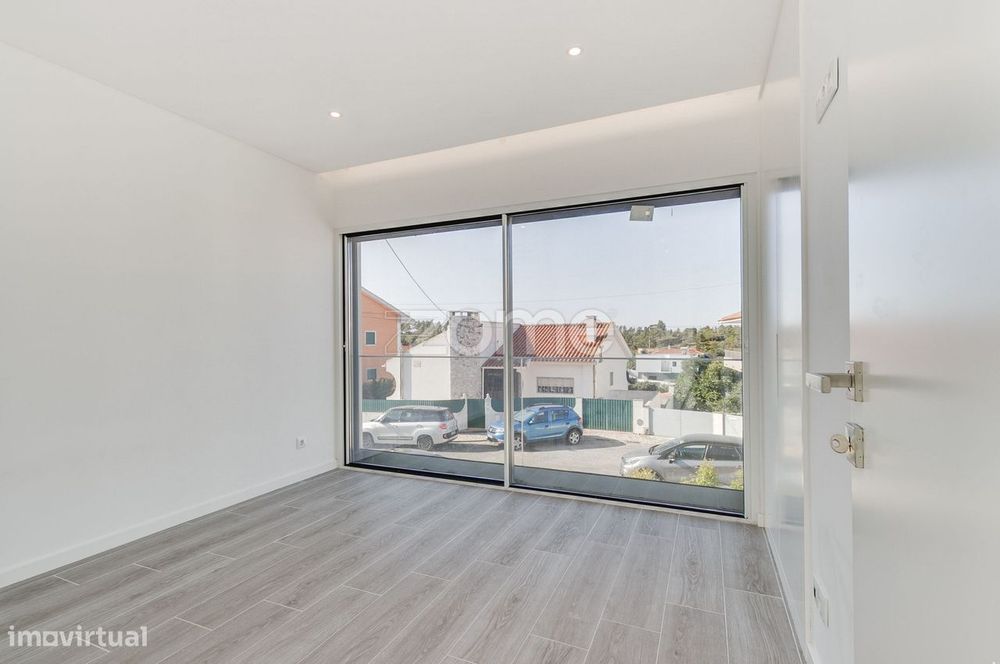 Moradia T3 com Piscina e Jardim no Zambujeiro – Alcabideche