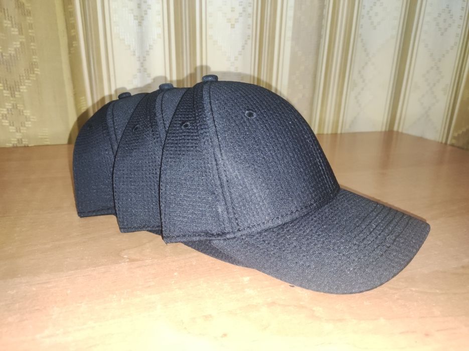 Кепки черные новые