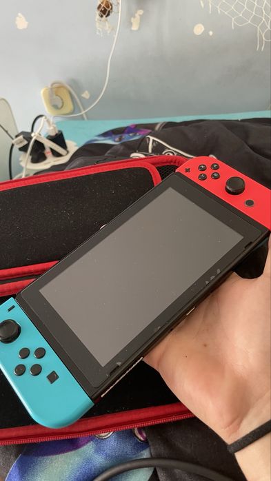 Nintendo Switch classic z dodatkami, futeralem i grą