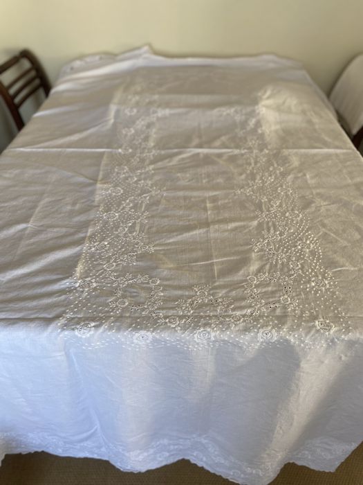 Toalha grande de linho bordada com guardanapos - Nova