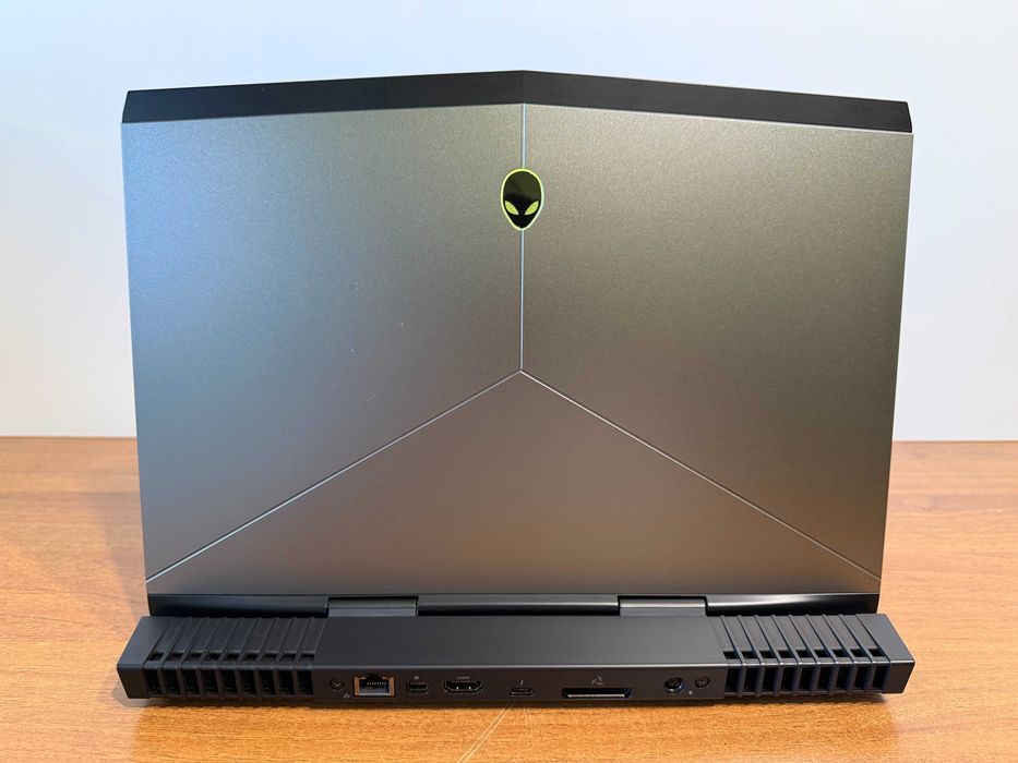 Dell Alienware 13 R3. Intel Core i7-7700HQ, GeForce GTX 1060, Ram 16Gb, SSD 512Gb