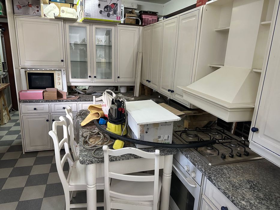 Cosinha usada completa com electrodomestics + 1 mesa e 4 cadeiras