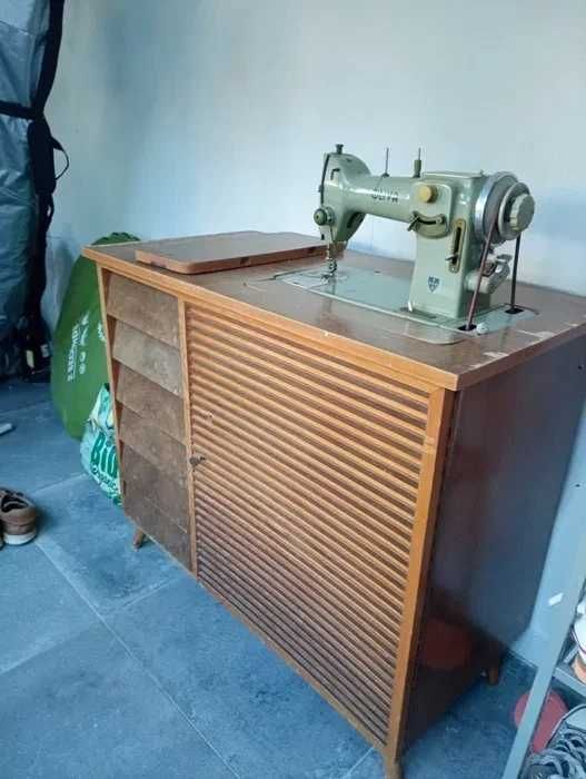 Maquina de costura Oliva CL 50 - Com move l- A trabalhar	... em muito bom estado*