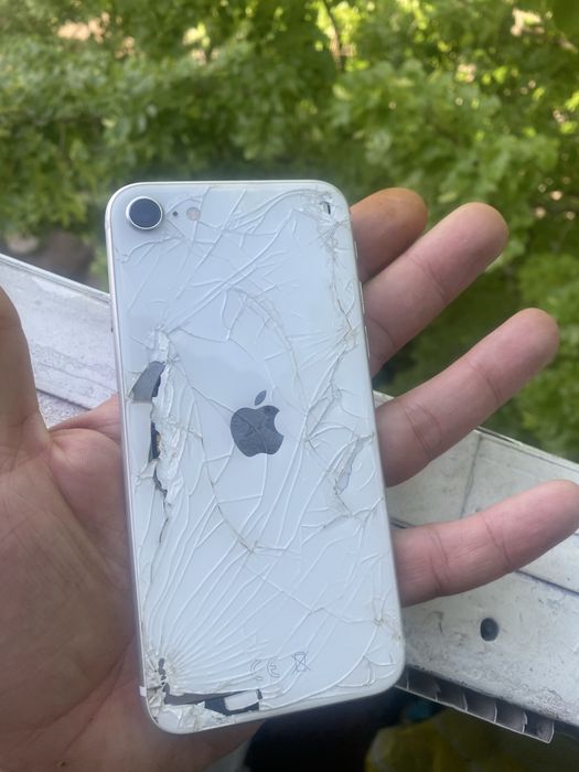 Iphone  se 2  и  7 на ремонт или запчасти.