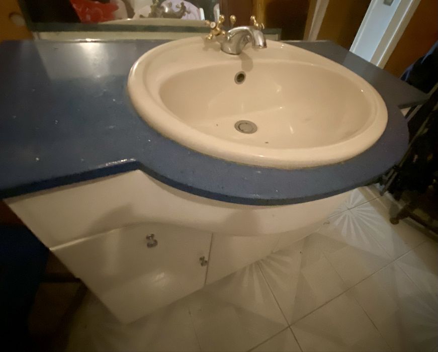 Conjunto sanita, bidé e lavatorio Indusa. Tampo azul em marmore.