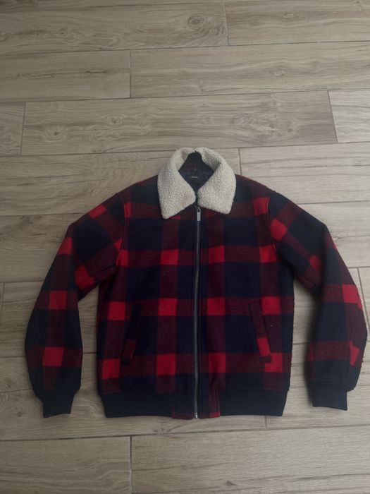 Casaco Bershka Tamanho M vermelho e preto