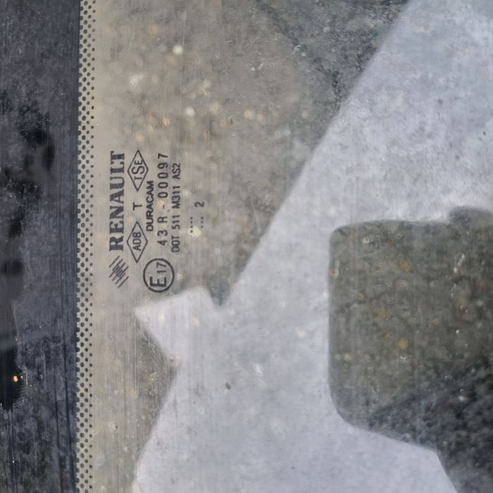 Скло заднє вітрове  Рено Симбл Кліо седан