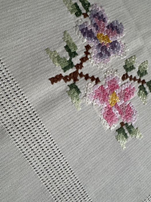 Bieżnik ręcznie haftowany  motywy kwiatowe do kolekcji