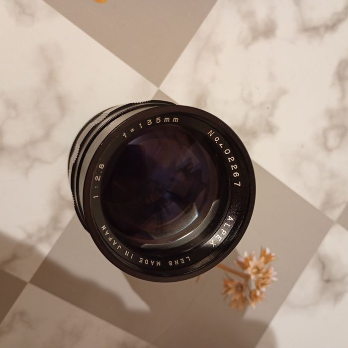 obiektyw fotograficzny marki Alpex, model 135mm f/2.8.