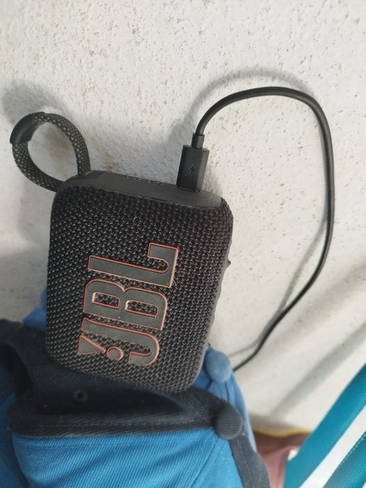 Caixa JBL pequena 9x9 cm